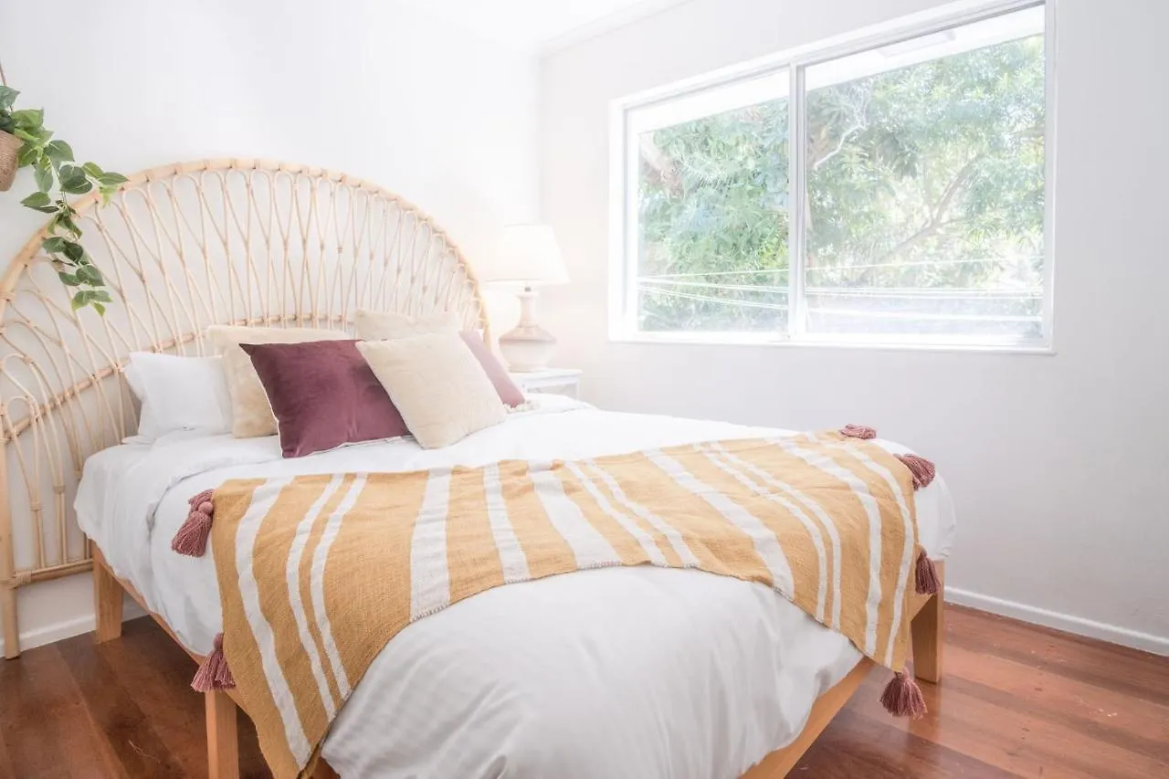Mid-Century Modern Retro Beach House Caloundra 0*,